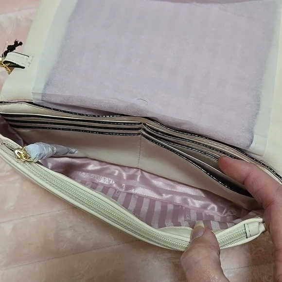 Victoria's Secret Quilted Cream Wrislet Gold Accents With VS Shopping Bag NWT - Picture 7 of 11